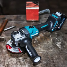 Makita GA008GM201 inkl. 2 x 4,0 Ah + Schnellladegerät + Makpac Gr. 4