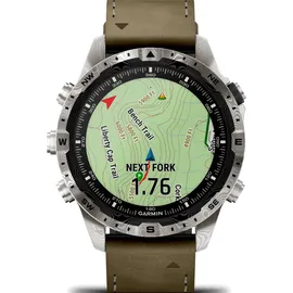 Garmin MARQ Adventurer BT 30,4 mm Edelstahlgehäuse weiß Lederarmband khaki M