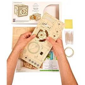 UGEARS Mechanisches Holzmodell Tresor