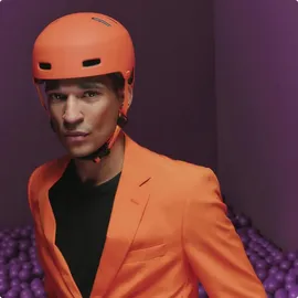 ABUS Fahrradhelm XOXO - Cityhelm im Skater-Look - Helm für Skateboard, Fahrrad, Scooter - mit optimiertem Kinnpolster - für Jugendliche und Erwachsene - Größe M, Mono orange