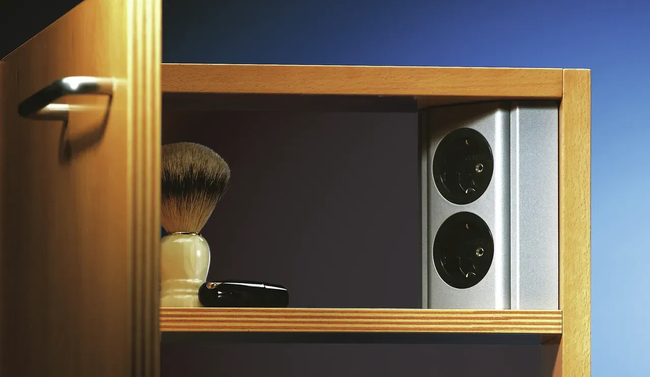 Naber 7033073 Eckbox 3, Steckdosenelement alu-metallic Eckbox 3, Steckdosenel...