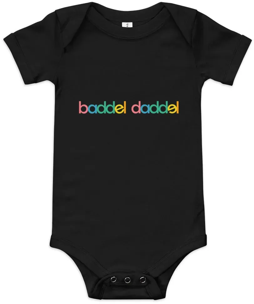 Kurzärmliger Baby-Einteiler mit baddeldaddel Logo - 92