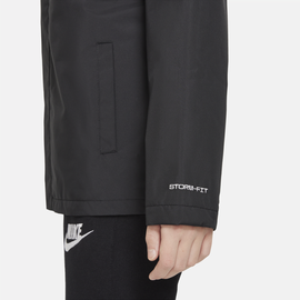 Nike Sportswear Windpuffer lockere, wasserabweisende, hüftlange Storm-FIT-Jacke mit Kapuze für ältere Kinder (Jungen) - Schwarz, XS