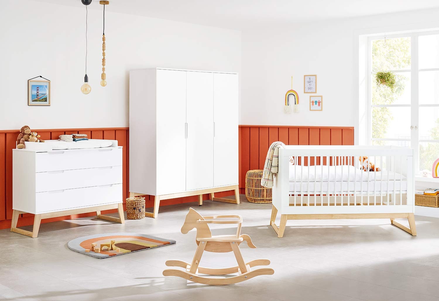 PINOLINO Kinderzimmer Möbel komplett Set Bridge breit groß, Babybett, Wickelkommode und Kleiderschrank, skandinavisch, weiß