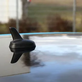 Alca alca® Autoantenne Haiflosse Shark Fin Antenne Aktiv Verstärker AM/FM GPS Universal Radioantenne Dachantenne Gummi Schwarz Wasserdicht Navigation