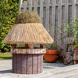 Voss.garden Vogelvilla XL Föhr mit Reetdach, Naturbelassene Birke 54cm große Futterplatte, Vogelfutterstation Futterhaus Vogelhaus Vogelhäuschen