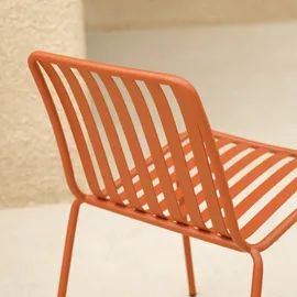 Tikamoon Teo - Gartenmöbel Set aus massivem Teak und orangefarbenem Metall 4 Stühle