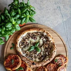 Boska Pizzabrett Friends XXL / Pizza Teller / Eichenholz / ⌀47cm / Pizza Blech Rund mit Praktischer Auffangrinne / Auch zum Frühstück, Mittag- & Abendessen