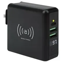 Manhattan 4-in-1 Reiseladegerät und Powerbank 8.000 mAh Ein kabelloses 5 W-Induktionsladepad, zwei 12 W USB-A-Ports, ein USB-C-Port mit 12 W-Eingang / 15 W-Ausgang, auswechselbare Stecker für EU, UK & US, schwarz