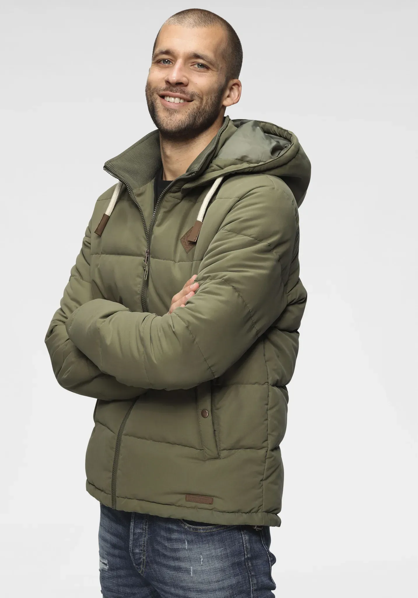 Steppjacke BRUNO BANANI, Herren, Gr. L (52), grün (olivgrün), Obermaterial: 100% Polyester. Futter: 100% Polyester. Wattierung: 100% Polyester, normal, Bündchen, Jacken Steppjacke, leicht, wasserabweisend, modischer Stil, mit dekorativen Badges