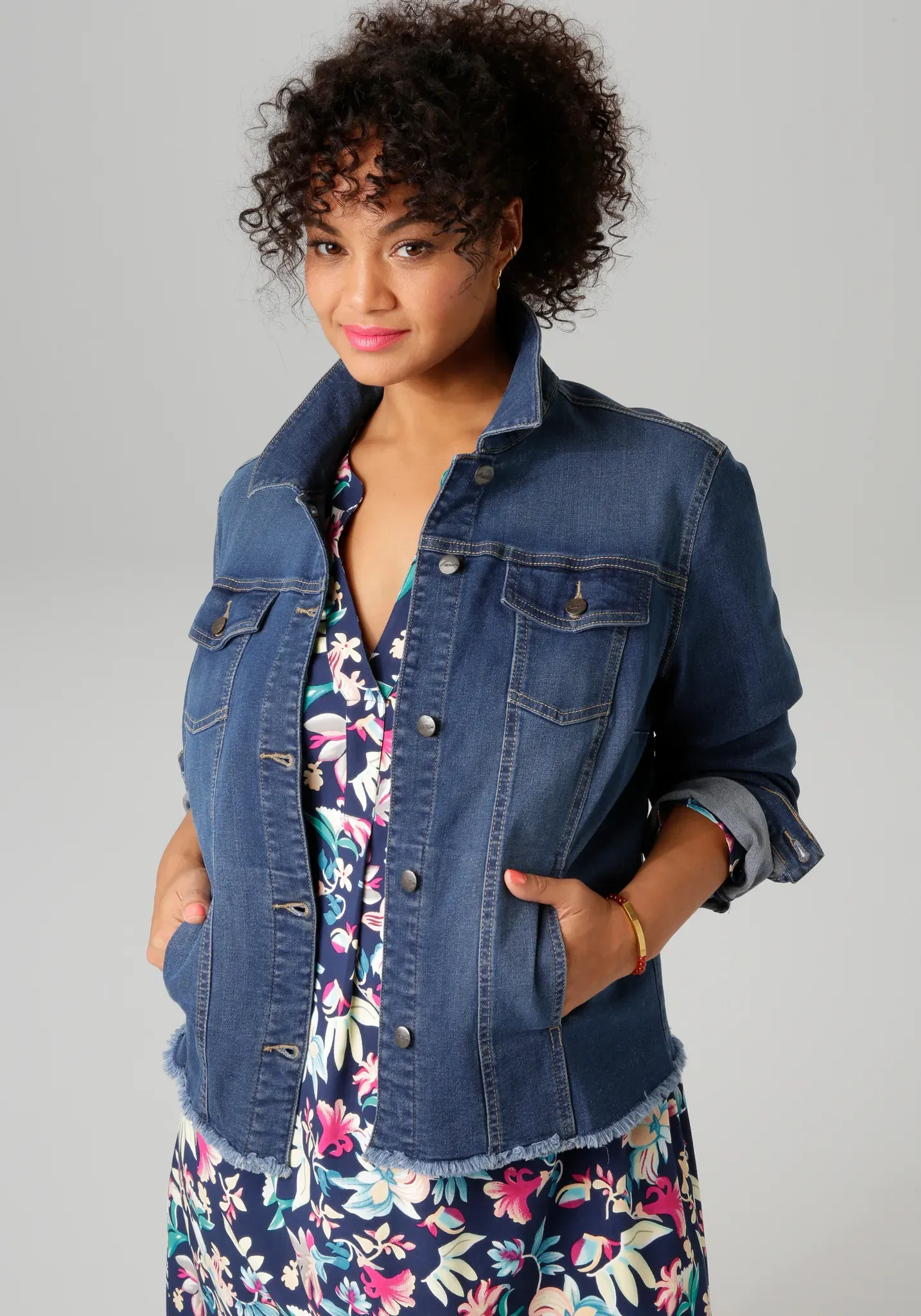 Jeansjacke ANISTON PLUS, Damen, Gr. 44, blau, Denim/Jeans, Obermaterial: 98% Baumwolle, 2% Elasthan, Abriebeffekte, unifarben, figurumspielend hüftlang, 1-Knopf-Manschette, Jacken Jeansjacke, mit ausgefranstem Saum