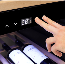 CASO DESIGN CASO WineExclusive 66 Smart Weinkühlschrank für bis zu 66 Flaschen - Zwei getrennte Temparaturzonen einstellbar von 5°-20°C für Rot- & Weißwein, LED beleuchtet, mit Wi-Fi Modul und App