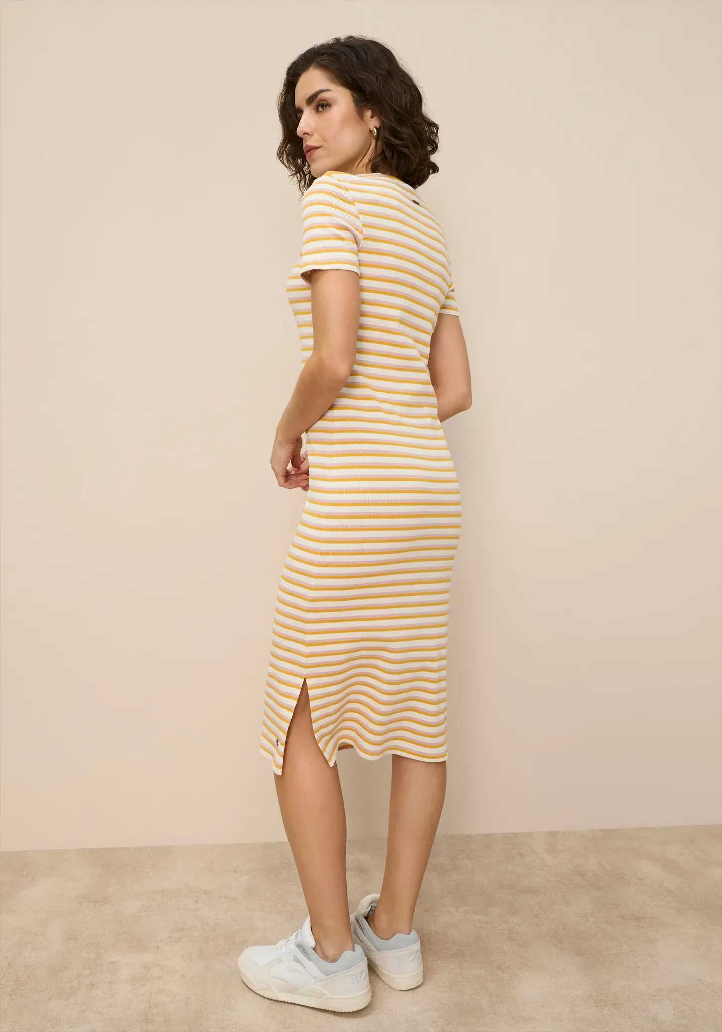 Midikleid KANGAROOS, Damen, Gr. 32/34, N-Gr, sanftes weiß, senf, Rippware, Obermaterial: 95% Baumwolle, 5% Elasthan, figurbetont ca. Mitte Wade, Rundhals, abgesteppte Kante, Kleider Midikleid, Midikleid, figurbetonte Passform, Kurzarm, mit Schlitz am Saum