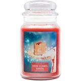 Village Candle Here Comes Santa Duftkerze im Glas, groß, 740 ml, Rot