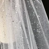 Glitzernder Tüllstoff, perfekt für selbstgemachte Hochzeitskleider und Bastelarbeiten, 150 x 91,5 cm (Silberweiß)
