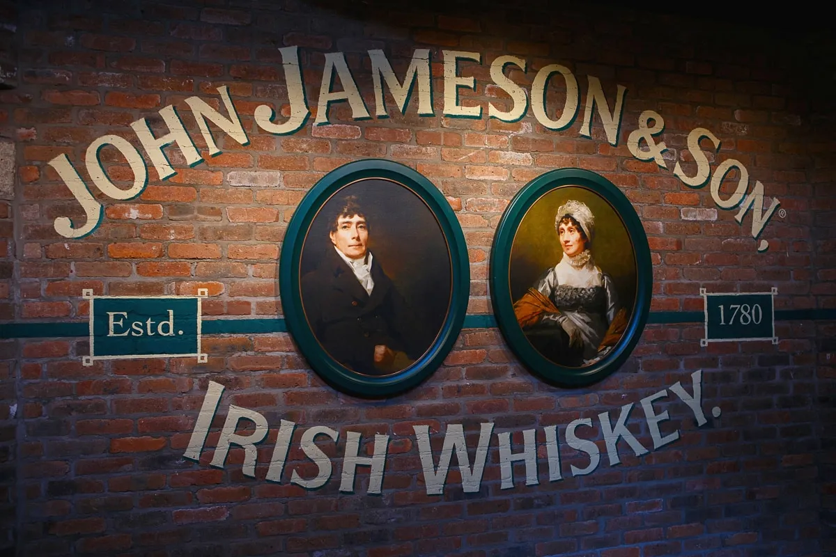 Fototapete PAPERMOON "ZIEGEL-WAND-JAMESON IRISH WHISKEY DUBLIN MUSEUM IRLAND", bunt, B:4,50m L:2,80m, Vlies, Tapeten