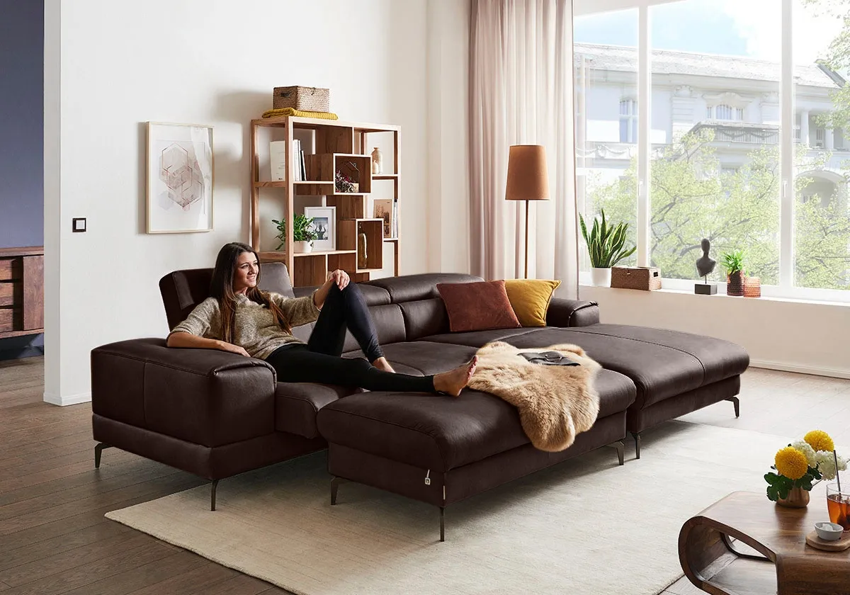 Polsterhocker W.SCHILLIG "piedroo", braun (mocca z69), B:141cm H:42cm T:70cm, Longlife Xtra-Leder Z69: Das feinnarbige, gedeckte Softleder Z69 besticht durch seine außergewöhnliche Weichheit im trendigen u00bbVintage-Looku00ab, Hautstärke 0, 9 - 1, 1 mm, Hocker, Füße in Bronze pulverbeschrichtet