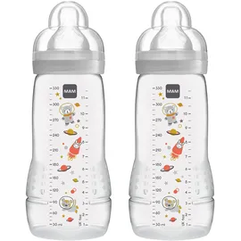 MAM Easy Active Trinkflasche im 2er-Set (330 ml), Baby Trinkflasche inklusive MAM Sauger Größe 2 aus SkinSoft Silikon, Milchflasche mit ergonomischer Form, 4+ Monate, Weltall