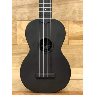 Kala Learn To Play Farbakkord-Ukulele Starter-Kit - Beinhaltet eine Sopran-Ukulele mit Farbakkorden, Logo-Tragetasche, Online-Lektionen, Tuner-App und Booklet (KALA-LTP-SCC)