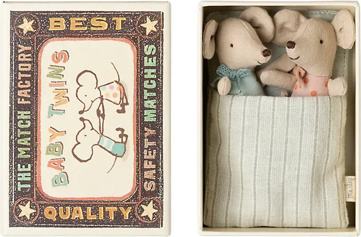 Maileg Zwillinge Mäuse in Streichholzschachtel Geschenkbox Stofftiere 8 cm - Abnehmbare Kleidung, Kinderspielzeug