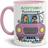 Tassendruck Fototasse selbst gestalten mit Name, Jahr und Foto - Rosa - Personalisierte Foto-Geschenke zur bestandenen Führerscheinprüfung | Personalisiertes Geschenk, 300ml, Innen & Henkel Rosa