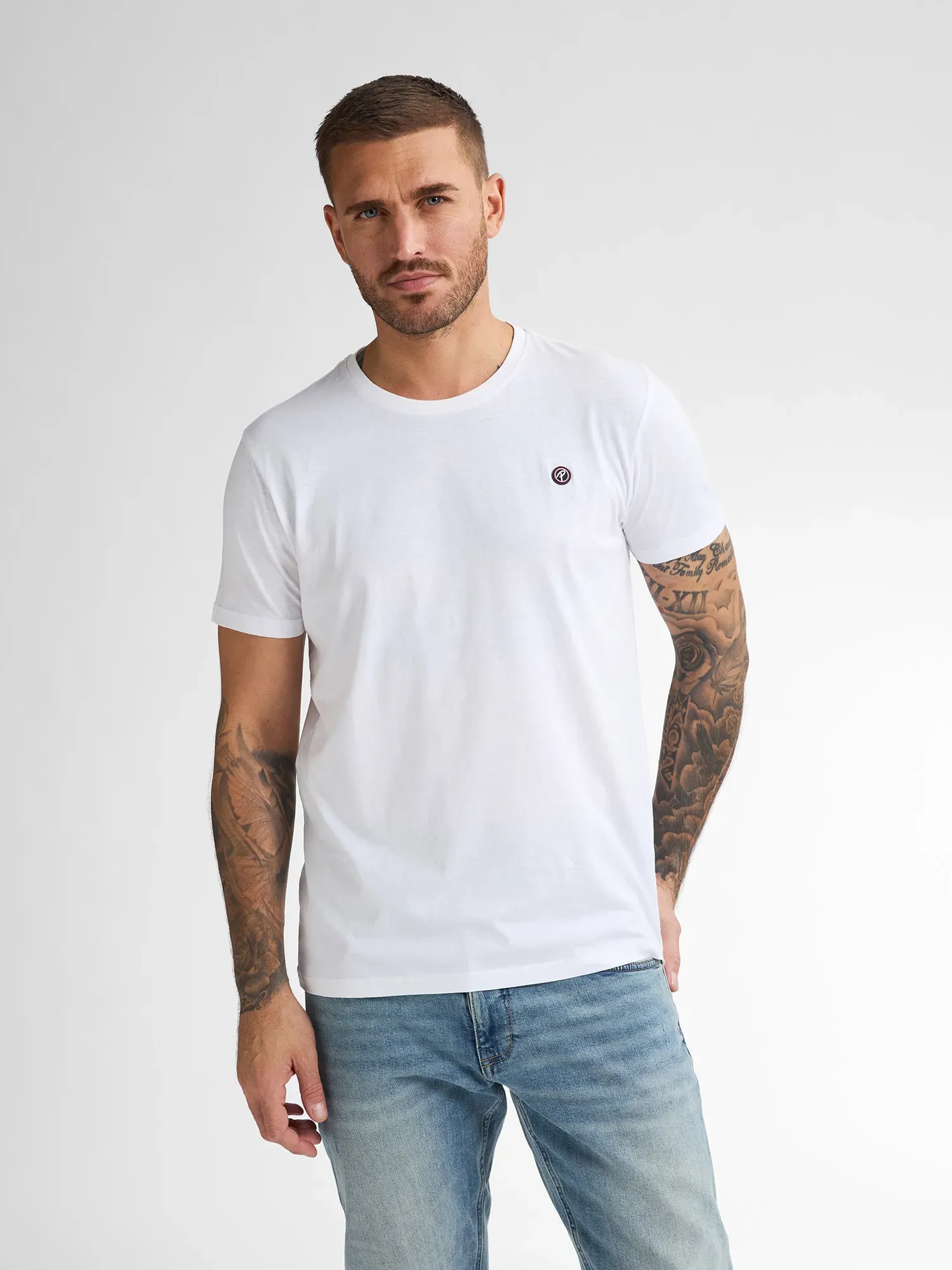 Rundhalsshirt PETROL INDUSTRIES, Herren, Gr. L, weiß (hellweiß), Jersey, Obermaterial: 100% Baumwolle, unifarben, regular fit taillenbedeckt, Rundhals, gerader Abschluss, Shirts Rundhalsshirt, mit Logo Stickerei