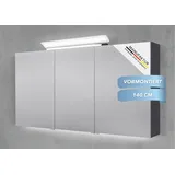 Intarbad Badezimmerspiegelschrank 3-türiger Spiegelschrank mit großflächiger MULTI LED Aufsatzleuchte (Doppelspiegeltüren, Holz-/ Lackdekore, Maße von 120 bis 140 cm wählbar, Höhe 70 cm, Glasfachböden, Magnetleiste & Kosmetikspiegel Ø 12 cm) dimmbar, Vormontierte Lieferung, 160 kg Traglast, Made in Germany grau 140 cm x 70 cm x 13,5 cm