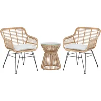Beliani Balkonset Hellbraun Rattan Stahl Sicherheitsglas 2 Stühle Beistellstisch mit Auflagen Balkon Terrasse Garten - Balkontisch, Trestina