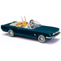 BUSCH 47528 Ford Mustang Cabrio mit Fahrerinnen