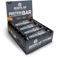 Bodylab24 Crispy Protein Bar 12 x 65g, Protein-Riegel mit 27g Eiweiß pro Riegel, Zuckerarmer Fitness Snack, Knuspriger Eiweißriegel mit vielen Ballaststoffen, Cookies & Cream