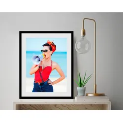 queence Bild »Lifeguard«, Frau-Bilder von Frauen-Art-Kunst-Fashion-Mode-Magazincover-Meer-Meer Bilder, (1 St.), HD Premium Poster-Druck inkl. Holzrahmen queence Farbe Rahmen: schwarz + Farbe Bild(er): rot