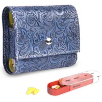 Tablettenbox 7 Tage 4 Fächer - Pillendose 4 mal am Tag mit Kunstleder Tasche und Namenskarte Medikamentenbox für Pillen Vitamin Fischöl für Morgens Mittags Abends Nachts(1-Schnitz3 Blau)
