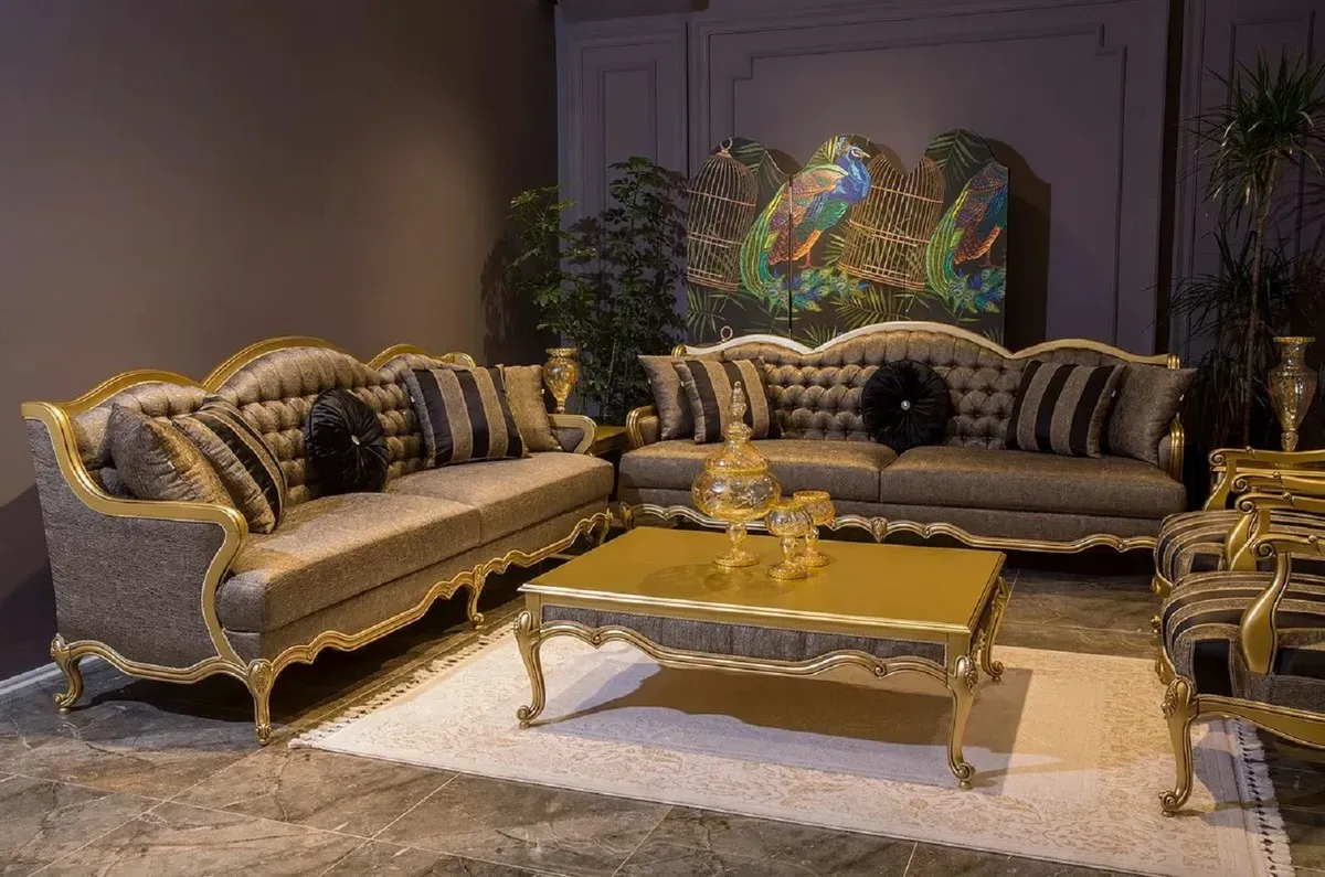 Casa Padrino Luxus Barock Wohnzimmer Set Grau / Schwarz / Gold - 2 Barock Sofas & 2 Barock Sessel & 1 Barock Couchtisch - Wohnzimmer Möbel im Barockstil - Barock Möbel - Barock Einrichtung