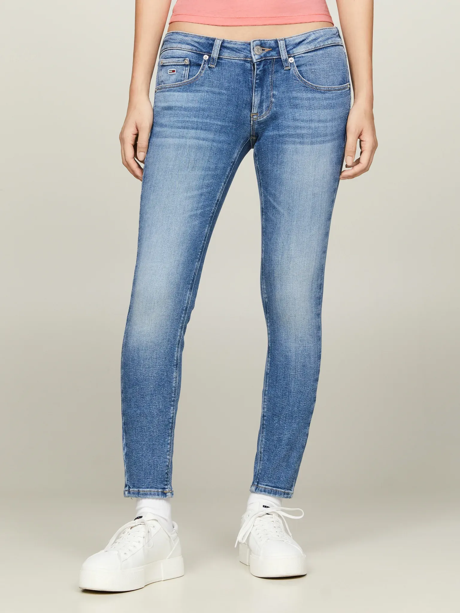 Bequeme Jeans TOMMY JEANS "Scarlett" Gr. 31, Länge 30, blau (mid blue) Damen Jeans mit Ledermarkenlabel
