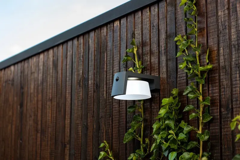 Lutec 6906001118 LED-Solar-Außenwandleuchte mit Bewegungssensor Moon 1x9,5W | E27 | 1000lm | 4000 K | IP44 - 3-Phasen-Dimmung, schwarz