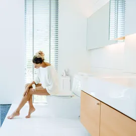 Relaxdays Toilettenschrank mit 2 Ablagen & Loch für Feuchttücher, HBT 65x19,5x19,5 cm, Tür, schmales Badregal, MDF, weiß