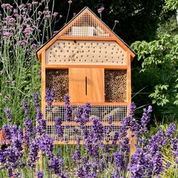 Stehendes Insektenhotel mit Schieferdach (geölt)