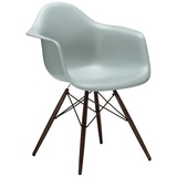 Vitra Stuhl Eames Plastic Armchair DAW 83x63x59 cm hellgrau, Gestell: Ahorn nussbaumfarbig, Designer Charles & Ray Eames