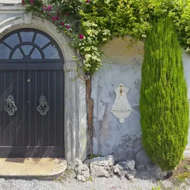 Relaxdays Wandbrunnen mit Verzierung Weiß, Gold