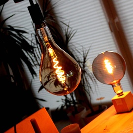 tint white LED-Lampe E27 4,9 W gold