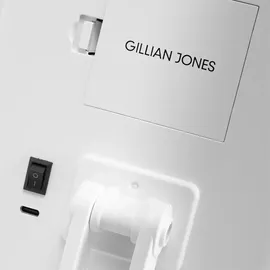 Gillian Jones Cimi, Kosmetikspiegel, Gillian Jones