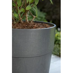 Scheurich Groove+ 30, Pflanzgefäß / Pflanzkübel, rund, Farbe: Carbon, hergestellt mit recyceltem Kunststoff,  für den Außenbereich