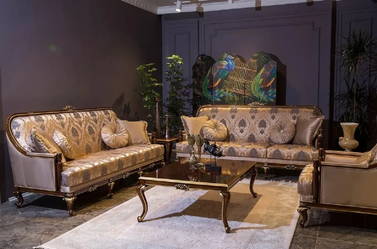 Casa Padrino Luxus Barock Wohnzimmer Set Grau / Braun / Gold - 2 Barock Sofas & 2 Barock Sessel & 1 Barock Couchtisch - Wohnzimmer Möbel im Barockstil - Barock Möbel - Barock Einrichtung