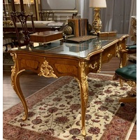 Casa Padrino Schreibtisch Luxus Barock Schreibtisch Braun / Gold 156 x 88 x H. 80 cm - Prunkvoller handgefertigter Massivholz Bürotisch mit Glasplatte - Barock Büromöbel - Luxus Qualität