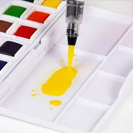 Derwent Wasserfarbkasten 12 halbe Näpfchen und eine Derwent Mini Waterbrush in einer kompakten Palette mit Mischschale