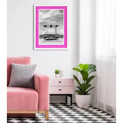 queence Bild mit Rahmen »Strand, Amerika, Malibu«, Amerika-Bilder von Amerika-Landschaft-Meer-Schwarz-Weiß-Meer Bilder, (1 St.), Poster mit buntem Acrylglas Passepartout queence Farbe Rahmen: weiß + Farbe Bild(er): pink