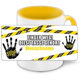 Tasse personalisiert mit Namen und Motiv Finger weg, diese Tasse gehört ... | Büro-Tasse mit Wunschnamen | Bunter Kaffee-Becher gelb