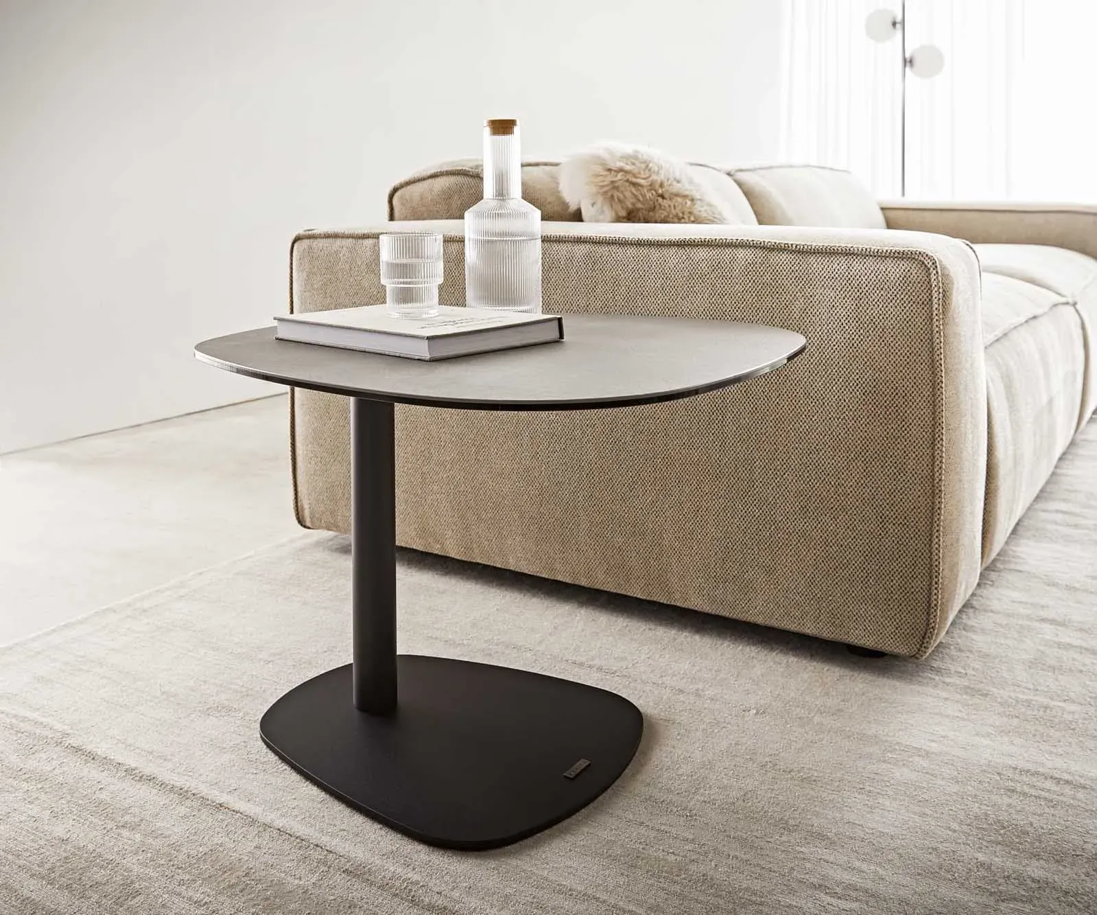 DELIFE Table d'appoint Elenya 60x60 cm Céramique Aspetto Concreto Couleur béton Piétement métal noir, Tables d'appoint