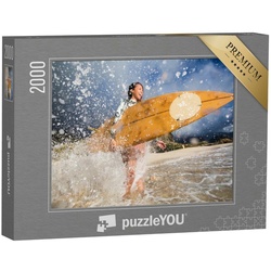 puzzleYOU Puzzle Surfing: Mädchen am Strand, 2000 Puzzleteile, puzzleYOU-Kollektionen Sport, Erotik, Surfen, Menschen