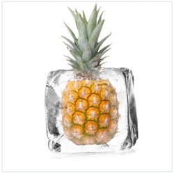 Wallario Möbelfolie Ananas in Eiswürfel – Eiskaltes Obst weiß 60 cm x 60 cm